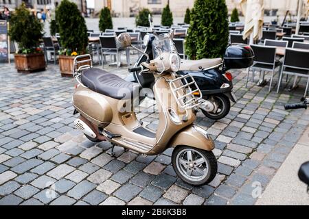 Dresden, 21. MÄRZ 2017: Geparkte Roller Vespa auf europäischer Straße Stockfoto