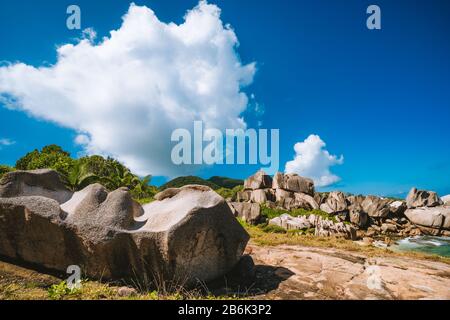 Granit-Felsen am abgelegenen Strand Grand L Anse, La Digue, Seychellen. Urlaub Urlaub Reise Konzept. Stockfoto