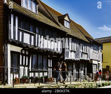 Hastings ist eine Stadt und ein Stadtbezirk in East Sussex im Süden von England, in der Allerheiligen Straße, es gibt immer noch ein großes und wichtiges Fachwerkhaus Hastings, das für die 1066 Battlof Hastings und Guillaume le Conqu?rant bekannt ist Stockfoto