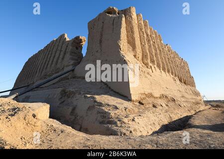 Angewinkelter Blick auf Den Großen Kyz Qala, auch bekannt als Kiz Kala (Burg der Maiden). Historische Stätte im Alten Merv in Turkmenistan in der Nähe der Stadt Maria. Stockfoto