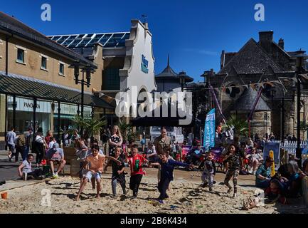 Hastings ist eine Stadt und ein Bezirk in East Sussex im Süden von England, Kinder spielen in einem riesigen Sandkasten und stehen ihnen im Zentrum der Stadt zur Verfügung Stockfoto