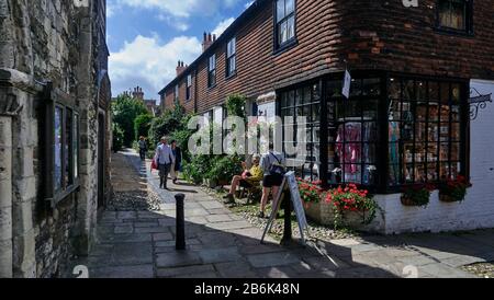 England, Rye ist eine alte befestigte normannische Stadt, EINE Touristenvieof, die die kopfsteingepflasterte Straße in der historischen Stadt hinunter geht Stockfoto