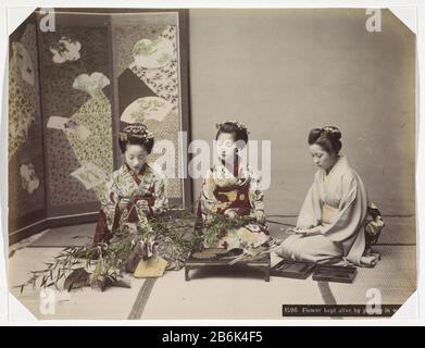 Drei japanische Frauen Blumen arrangieren Blumen am Leben erhalten, indem sie in Wasser (Titelobjekt) Teil Album 69 Fotos einer Reise Japan. Hersteller : Fotograf: Anonymer Ort Herstellung: Japan Datum: 1890 - 1894 Physische Merkmale: Handfarbiges Albumdruckmaterial: Pappe Papier Fotopapier Technik: Albumin Druckabmessungen: Foto: H 204 mm × W 270 mm Betreff: Blumen anordnen Wann: 1890 - 1894 Stockfoto