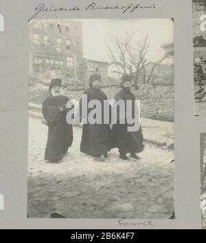 Drei griechische Priester, die auf der Straße spazieren, wahrscheinlich in Istanbul Teil von Bildern einer Reise durch Südeuropa und den Mittleren Osten. Hersteller : Fotograf: Anonymer Ort Herstellung: Istanboel dating: 1900 - Eigenschaften oder Apr 1910 Physikalisch: Gelatine Silber Druckmaterial: Papiertechnik: Gelatine Silber Druckabmessungen: H 103 mm × W 76 mm Betreff: Griechisch-orthodoxe Kirche Wo: Istanboel Stockfoto