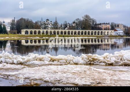 Yaroslawovo Yard and Torg ist ein historischer Architekturkomplex auf der Handelsseite von Veliky Nowgorod. Stockfoto