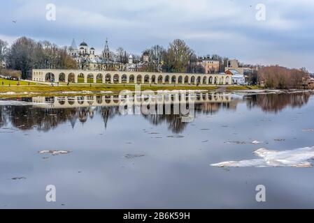 Yaroslawovo Yard and Torg ist ein historischer Architekturkomplex auf der Handelsseite von Veliky Nowgorod. Stockfoto