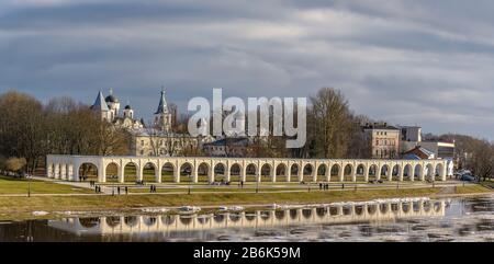 Yaroslawovo Yard and Torg ist ein historischer Architekturkomplex auf der Handelsseite von Veliky Nowgorod. Stockfoto