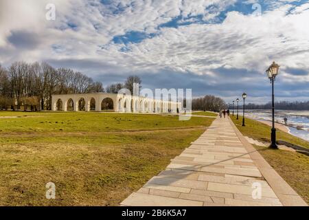 Yaroslawovo Yard and Torg ist ein historischer Architekturkomplex auf der Handelsseite von Veliky Nowgorod. Stockfoto