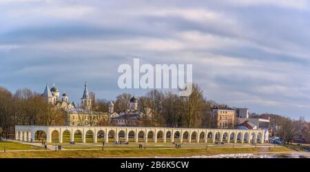 Yaroslawovo Yard and Torg ist ein historischer Architekturkomplex auf der Handelsseite von Veliky Nowgorod. Stockfoto