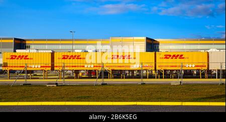 Kolbaskowo, Polen - 05. März 2020: DHL-Container vor Amazon Robotics e-Commerce Center in Kolbaskowo bei Sonnenuntergang. Stockfoto