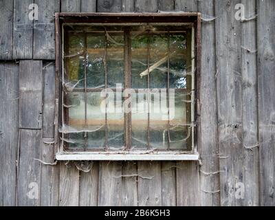 Altes Holzfenster mit Kopfsteinpflaster Stockfoto