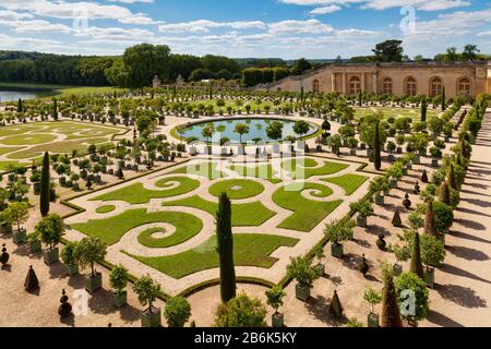 Versailles, Frankreich - 20. August 2017: Orangerie-Garten im Park von Versailles, mit orangefarbenen Bäumen in Kisten. Stockfoto