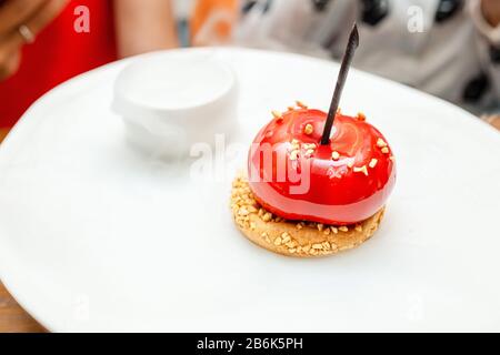 Leckeres Dessert mit rotem Kuchen im Restaurant Stockfoto