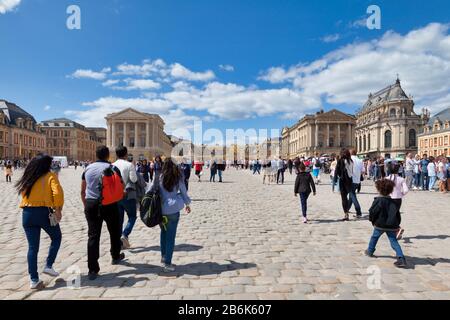 Versailles, Frankreich - 20. August 2017: Tausende von Touristen stehen Schlange, um das Schloss zu besuchen. Stockfoto