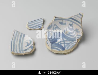 Drei Fragmente einer Schüssel Drie fragmenten van een aardenwerken kom, versierd met geometrische ornamente in blauw op witte grond. Hersteller : Vervaardiger: AnoniemPlaats Herstellung: Engeland (mogelijk) dating: CA. 1.650 - ca. 1725 Physikalische Kenmerken: Majolika blauw beschilderd in de glazuur Material: Aardewerk tinglazuur loodglazuur Techniek: Majolika / Schildertechniek Abmessungen: H 6,3 cm. (Grootste) × b 13,1 cm. × d 9,7 cm. × h 4,3 cm. (Kleine) × b 6,2 cm. × d 0,9 cm. Stockfoto