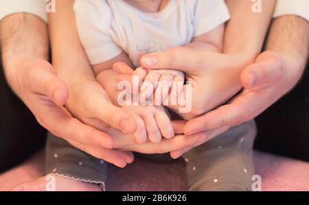 Hände der ganzen Familie: Vater, Mutter und Kind. Stockfoto