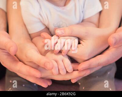 Hände der ganzen Familie: Vater, Mutter und Kind. Stockfoto