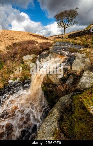 Wasserfall, der über Felsen auf Moorflächen in der Nähe der West yorkshire pennine Stadt hebden Brücke tumbelt Stockfoto