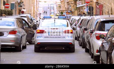 Polizeiwagen in Valletta - MALTA, MALTA - 5. MÄRZ 2020 Stockfoto