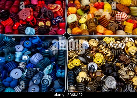 Verschiedene Schaltflächen in verschiedenen Farben, sortiert nach Feldern Stockfoto