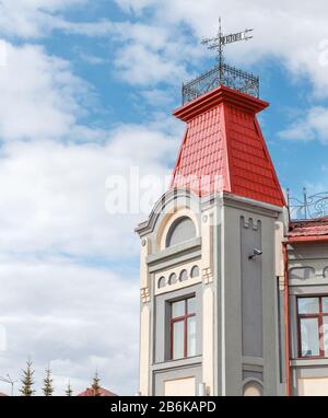 30. APRIL 2018, UFA, RUSSLAND: Gebäude mit historischer Architektur im Zentrum der Ufa-Stadt Stockfoto