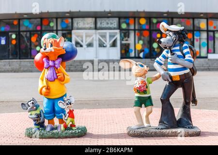 30. APRIL 2018, UFA, RUSSLAND: Schöne Statuen berühmter russischer Zeichentrickfiguren Cat Leopolds und Wolf mit dem Hasen auf dem Platz in der Stadt Ufa Stockfoto