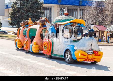 30. APRIL 2018, UFA, RUSSLAND: Kinderunterhaltungszug-Attraktion im Vergnügungspark Stockfoto