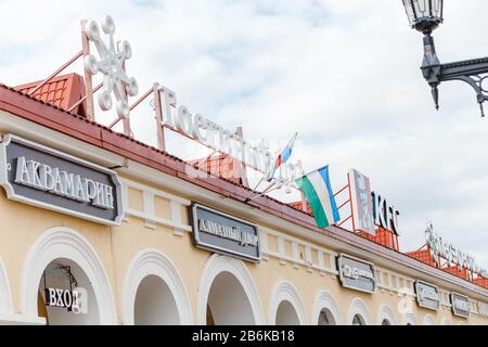 30. APRIL 2018, UFA, RUSSLAND: Gebäude mit historischer Architektur im Zentrum der Ufa-Stadt Stockfoto