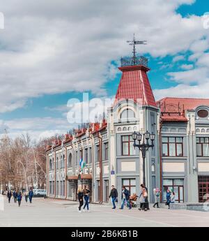 30. APRIL 2018, UFA, RUSSLAND: Gebäude mit historischer Architektur im Zentrum der Ufa-Stadt Stockfoto