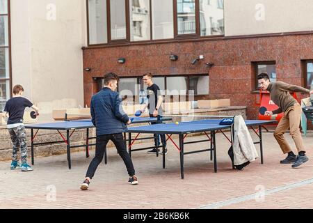 30. APRIL 2018, UFA, RUSSLAND: Jungs, die im Freien Tischtennisplatten spielen Stockfoto