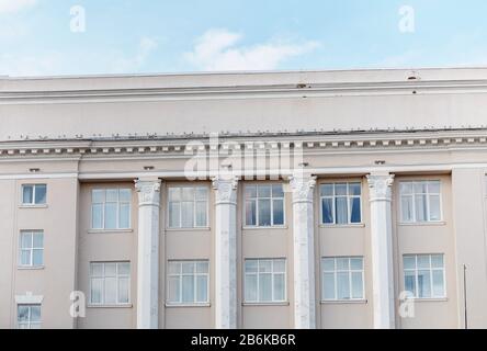 30. APRIL 2018, UFA, RUSSLAND: Gebäude des Verwaltungsministeriums mit historischer Architektur im Zentrum der Ufa-Stadt Stockfoto