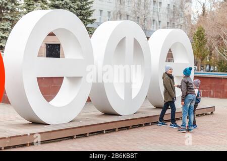 30. APRIL 2018, UFA, RUSSLAND: Briefe der Sprache Bashkortostan, die den Namen der Stadt Ufa errichten Stockfoto