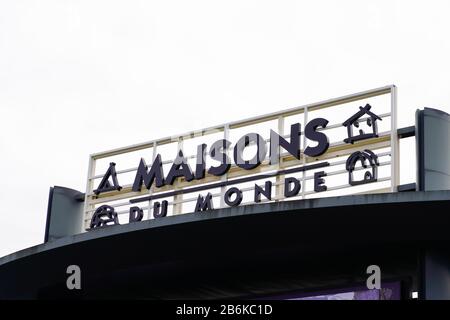 Bordeaux, Aquitanien/Frankreich - 09 24 2019 : Maisons du monde Store Shop signieren französische Kette von Dekorationsartikeln Stockfoto