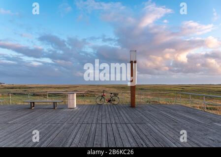 Landschaft mit Salzwiesen und Pier, Sankt Peter-Ording, Nordsee, Schleswig-Holstein, Deutschland, Europa Stockfoto