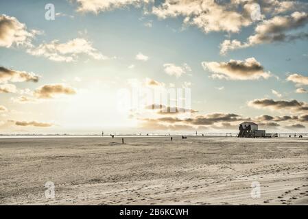 Strand mit Stielhäusern, Sankt Peter-Ording, Nordsee, Schleswig-Holstein, Deutschland, Europa Stockfoto