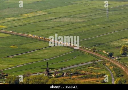 Eisenbahnstrecke in den Feldern mit Bewässerungsgräben eine Windmühle bei Naarden in Nordholland, 09.05.2013, Luftaufnahme, Niederlande, Nordniederland, Naarden Stockfoto