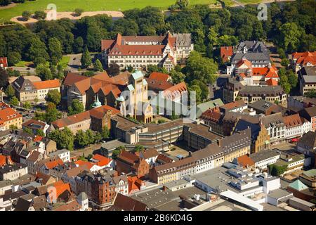 Altstadt von Minden mit Dom und Rathaus, Luftbild, 27.06.2011, Deutschland, Nordrhein-Westfalen, Minden Stockfoto