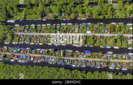 Bootshäuser und Docks mit Siedlung in der Nähe von Loosdrecht in Holland, Luftbild, 09.05.2013, Niederlande, Nordniederland, Loosdrecht Stockfoto