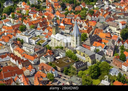 Innenstadt von Soest mit Dom St.-Patroklis und Kirche St. Petri, Luftbild, 20.05.2014, Deutschland, Nordrhein-Westfalen, Soest Stockfoto