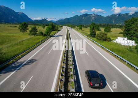 Werdekfelser-Land-Landschaft von einer Autobahnbrücke der A95, Deutschland, Bayern, Ammergebirge Stockfoto