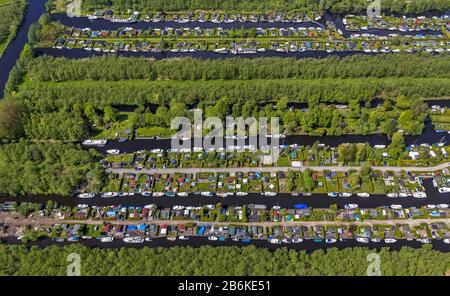 Bootshäuser und Docks mit Siedlung in der Nähe von Loosdrecht in Holland, Luftbild, 09.05.2013, Niederlande, Nordniederland, Loosdrecht Stockfoto