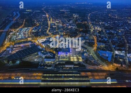 Nachtansicht der Innenstadt von Hamm mit Hauptbahnhof und Heinrich von Kleist Forum, 17.12.2013, Luftaufnahme, Deutschland, Nordrhein-Westfalen, Ruhrgebiet, Hamm Stockfoto