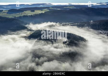 Nebellandschaft über Berge und Wälder am Marsberg, Luftbild, 11.12.2013, Deutschland, Nordrhein-Westfalen, Sauerland, Marsberg Stockfoto