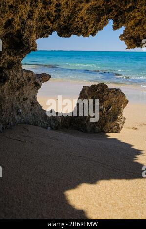 Blick durch eine Korallenhöhle an einem sandigen Strand an der Osprey Bay im Cape Range National Park in Western Australia. Stockfoto