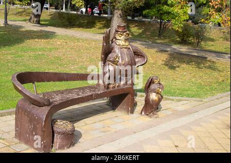 Russland, Sotschi, Oktober 2019: Metalldenkmal für Väter mit vielen Kindern. Stockfoto