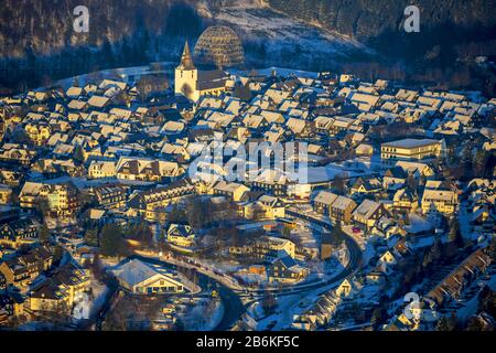 , Innenstadt nach Winterberg mit St. Jakobus Kirche und Touristenzentrum Oversum, Luftaufnahme, 28.12.2014, Deutschland, Nordrhein-Westfalen, Sauerland, Winterberg Stockfoto