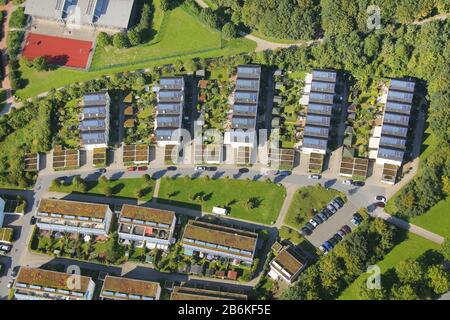 Bauwerke in einem Wohngebiet mit neuen Häusern im Sonnenhof in Gelsenkirchen-Bismarck, Luftbild, 03.09.2011, Deutschland, Nordrhein-Westfalen, Ruh Stockfoto