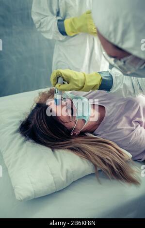 Patienten, die von Ärzten betreut werden, die prüfen, ob sie Fieber hat Stockfoto