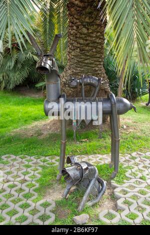 Russland, Sotschi, Oktober 2019: Eisenskulptur im Park des Kunstmuseums installiert Stockfoto