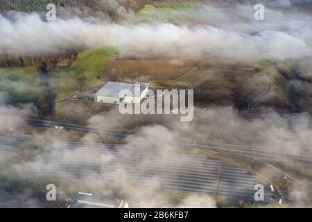 Nebel über Autobahn A46 im Kreis Enste, Luftbild, 11.12.2013, Deutschland, Nordrhein-Westfalen, Sauerland, Meschede Stockfoto